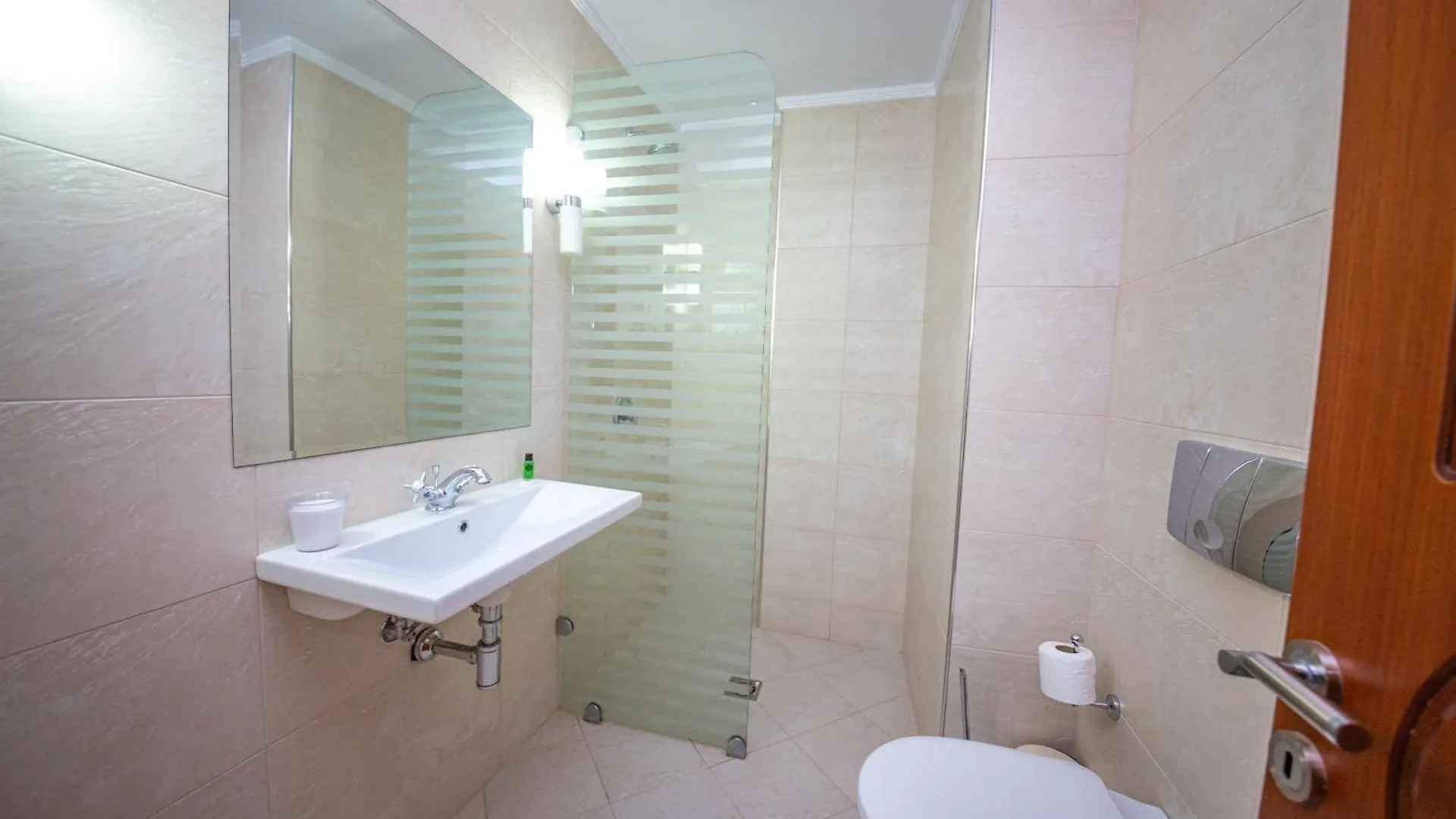 Hotel Borshi 3*, Borsh